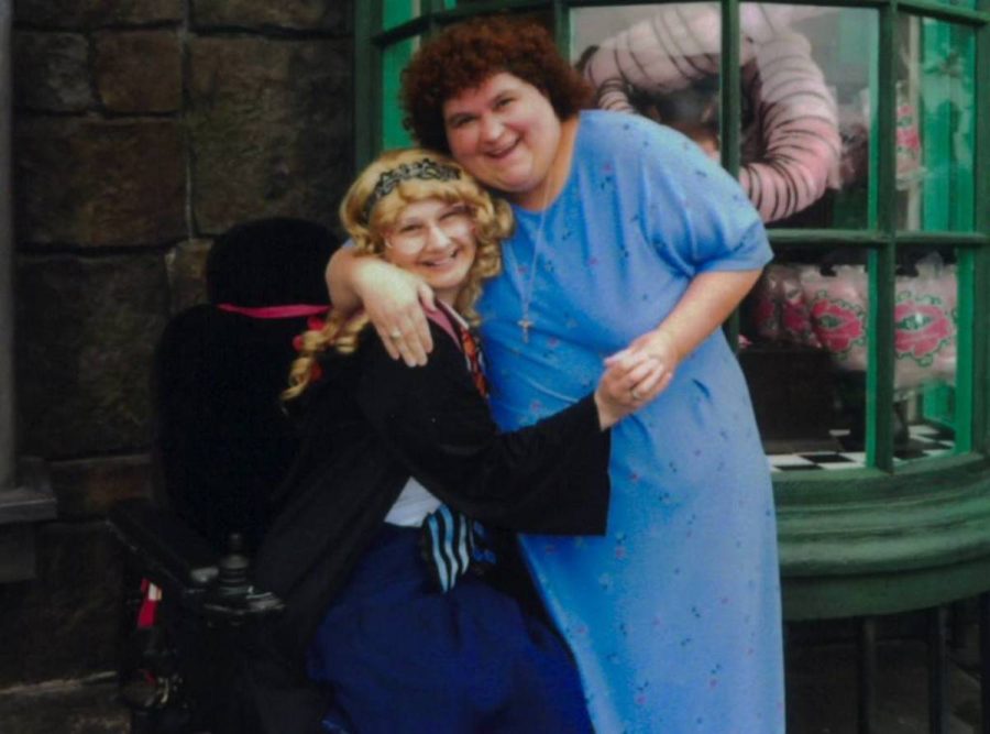 Gypsy Rose (left) on a wheelchair and her mother Dee Dee Blanchard (right). 