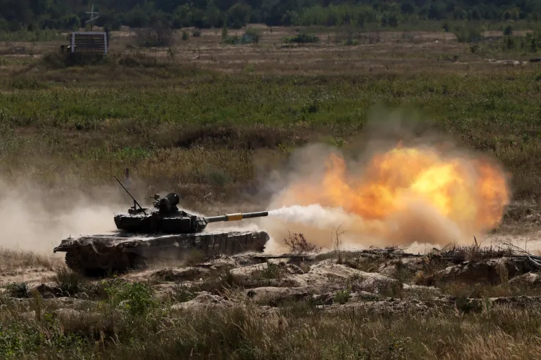 Ukrainian+tank+fires+on+Russian+positions.
