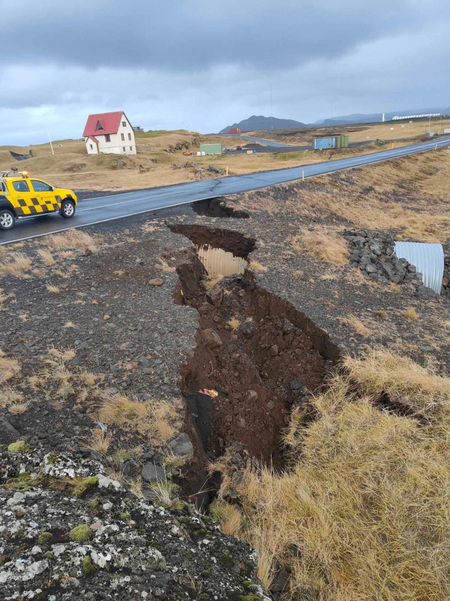 A+road+in+Iceland+after+an+earthquake