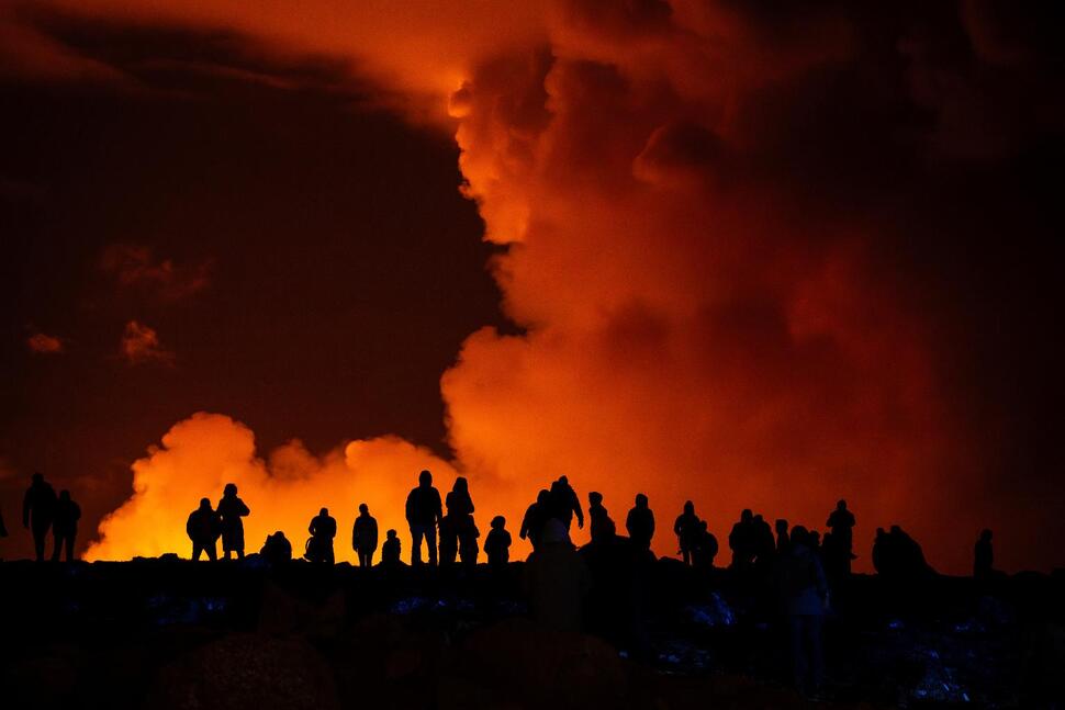 This is a photo of the volcano eruption and the people around at the time.
