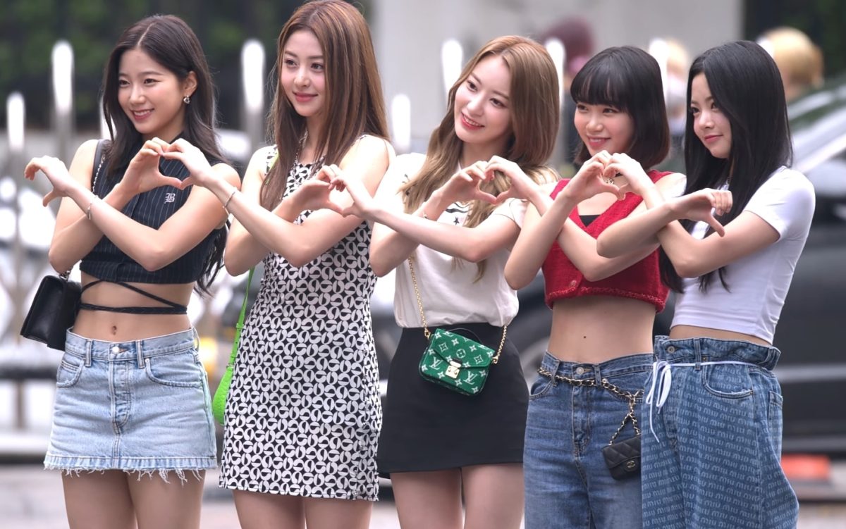 Le Sserafim in June 2022
From left to right: Kazuha, Yunjin, Sakura, Chaewon, and Eunchae